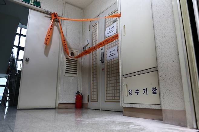 Police lines are seen draped over the entrance to a residence in an apartment complex in Yeonsu District, Incheon, on July 21, where a father shot his son a day earlier. [YONHAP]