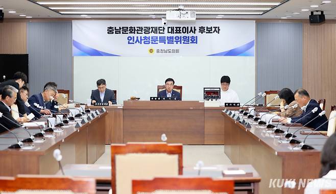 충남도의회는 21일 ‘충남문화관광재단 대표이사 후보자 인사청문특별위원회’ 에서 박기영 의원을 위원장으로, 이현숙 의원을 부위원장으로 각각 선출했다.&nbsp;