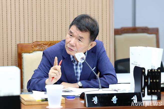 정광섭 충남도의원이 지난 17일 충남도의회 제360회 임시회 제2차 보건복지환경위원회 산림자원연구소 업무보고에서 산림자원 보존과 도립공원내 사유지 매입을 조속히 추진할 것을 주문하고 있다.