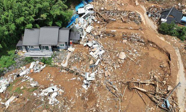 경남 산청군 산청읍 내부마을에 20일 주택 1채만을 남기고 모든 시설물이 쓸려나가 있다. 산청군에는 전날 극한호우가 쏟아지면서 사상 초유의 전 군민 대피령이 내려졌다. 산청은 지난 3월 대형 산불이 나 지반이 약해졌고, 그 여파가 이번 집중호우로 연결돼 산사태 등으로 주민들이 목숨을 잃었다. 그야말로 기후위기의 영향을 제대로 받은 것이다. 산청=최현규 기자
