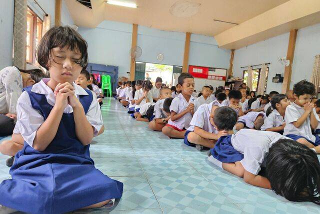 지난 16일 매솟의 매타오 난민학교 안 교회에서 학생들이 기도하는 모습.