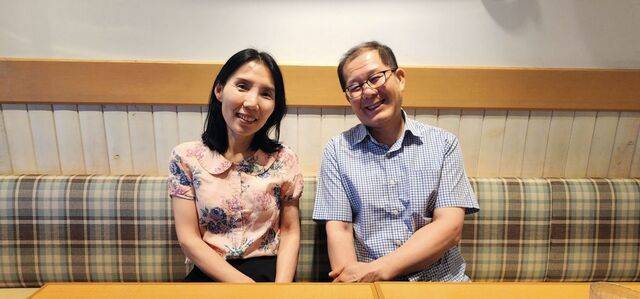 고정희(왼쪽) 이성로 일본 선교사 부부가 최근 일본 효고현 고베의 한 카페에서 인터뷰를 마친 뒤 환한 미소를 짓고 있다.