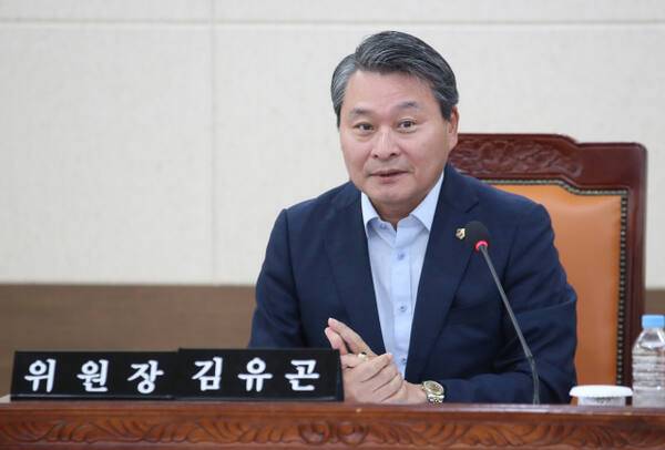 김유곤 인천시의회 산업경제위원장이 ‘인천 유기동물 보호시스템 실태와 향후 발전방향 좌담회’에서 우리나라의 반려동물 책임제에 대한 생각을 말하고 있다. 인천시의회 제공