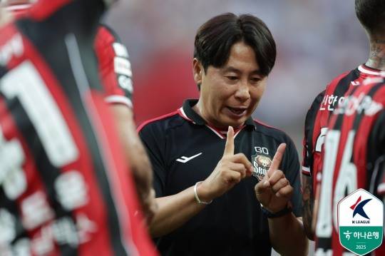 FC Seoul Kim Ki -dong, who gives the players a tactical instruction. Photo (Yonhap News)
