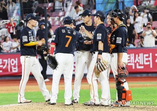 승리한 한화 선수들이 기뻐하고 있다. / 사진=연합뉴스