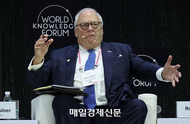 [2023 세계지식포럼 오픈세션] 싱크 탱크 라운드 테이블: 스트롱맨과 민주주의의 위기 / 티에리 드 몽브리알 프랑스 국제관계연구소(IFRI) 이사장, 에드윈 퓰너 헤리티지재단 창립자, 로빈 니블릿 채텀하우스 석좌연구원, 최강 아산정책연구원장. 2023.9.14 [한주형 기자]