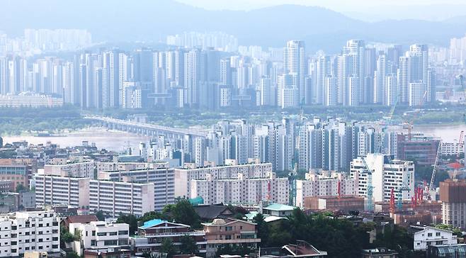 20일 서울 남산 전망대에서 바라본 서울 곳곳이 아파트로 빼곡하다. [사진 출처 = 연합뉴스]