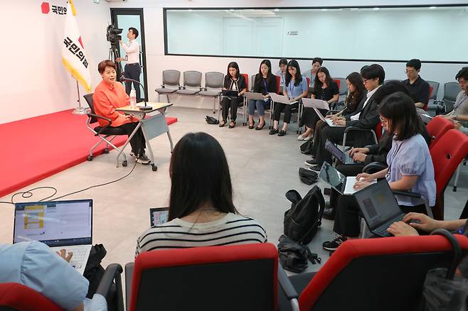 윤희숙 국민의힘 혁신위원장이 지난 16일 서울 여의도 중앙당사에서 인적쇄신 등 개혁방안과 관련해 기자간담회를 하고 있다. [사진 출처 = 연합뉴스]