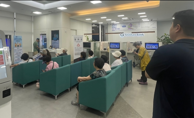 21일 민생회복 소비쿠폰 신청을 위해 찾은 고령층 손님들로 가득한 서울 한 은행 지점 모습. 이 은행지점의 경우 오전 시간대 고객이 많지 않은 편이지만, 이날은 앉을 공간이 부족할 정도로 가득찼다. 사진 = 독자제공