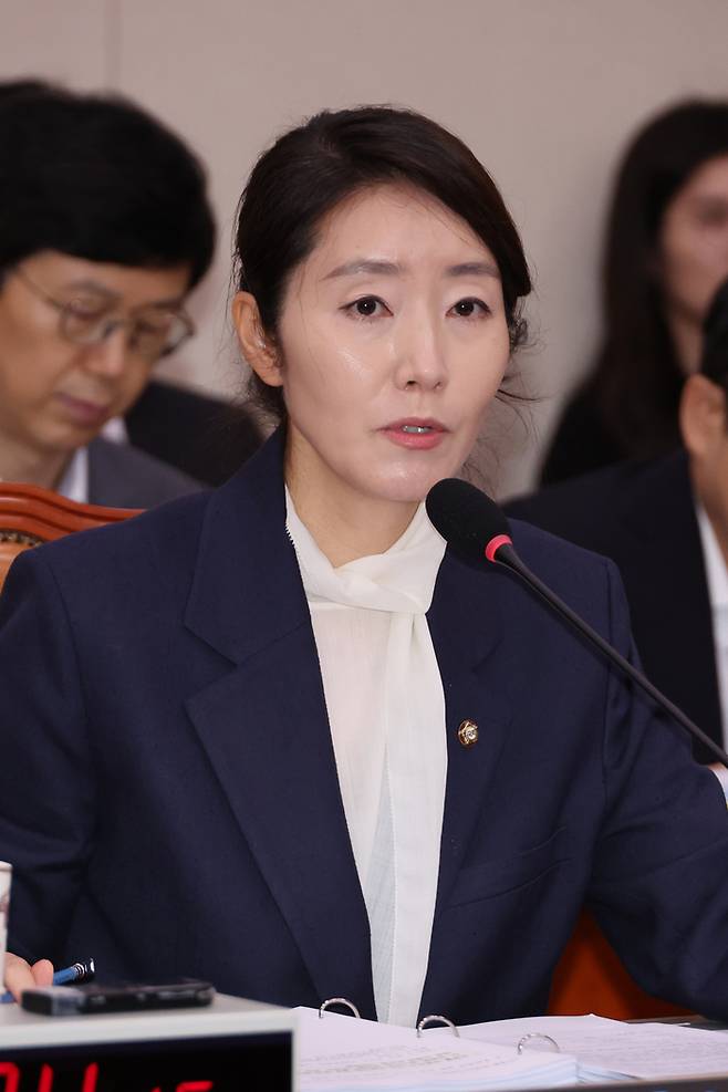 강선우 여성가족부 장관 후보자가 지난 14일 국회 여성가족위원회에서 열린 인사청문회에서 위원의 질문에 답하고 있다. [사진 출처 = 연합뉴스]