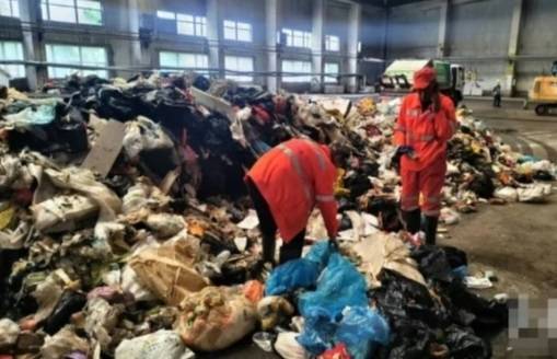 쓰레기 더미서 시계를 찾고 있는 중국 환경미화원. [사진출처 = SCMP]