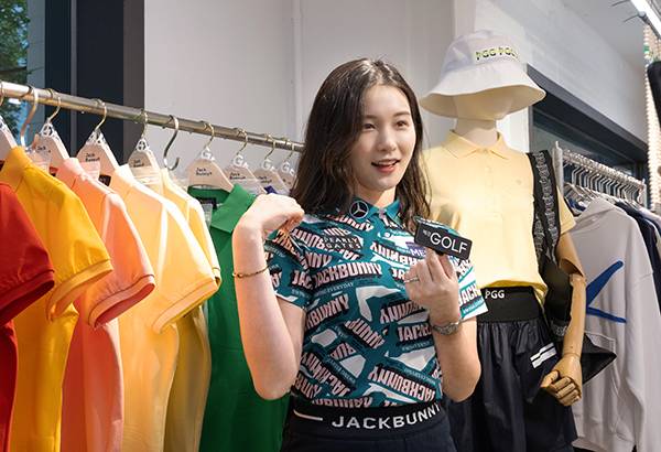 잭바니 티셔츠를 소개하고 있는 박현경.