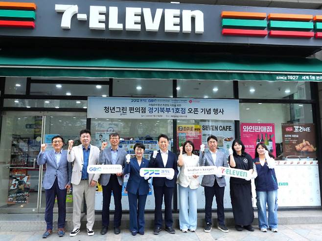 21일 세븐일레븐 청년그린 편의점2호점 앞에서 (왼쪽 다섯번째부터) 고영인 경기도경제부지사, 김하나 브라더스키퍼 대표, 김상엽 세븐일레븐 운영수도권본부장 등 관계자들이 기념사진 촬영을 하고 있다. [사진 = 세븐일레븐 제공]