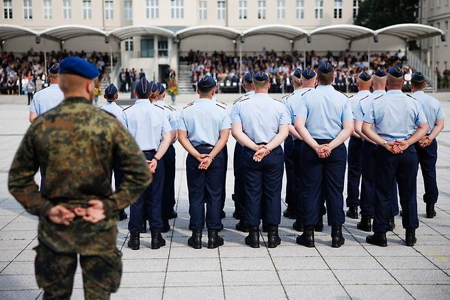 20일(현지시간) 독일 베를린에서 군에 입대한 신병들이 행사 중 선서를 하기 위해 모여 있는 모습. [사진 출처 = EPA, 연합뉴스]