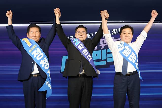 정청래(왼쪽)·박찬대(가운데) 더불어민주당 당대표 후보, 황명선 최고위원 후보가 20일 서울 여의도 당사에서 열린 8·2 전당대회 순회 경선 영남권 합동연설회에서 손을 맞잡고 인사하고 있다. [사진 출처 = 연합뉴스]