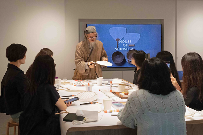 지난 18일 신세계백화점 본점 ‘더 헤리티지’ 5층에서 열린 ‘바람을 모으는 부채 만들기’ 수업. 이종국 작가(가운데)가 설명하고 있다. <사진=신세계백화점>