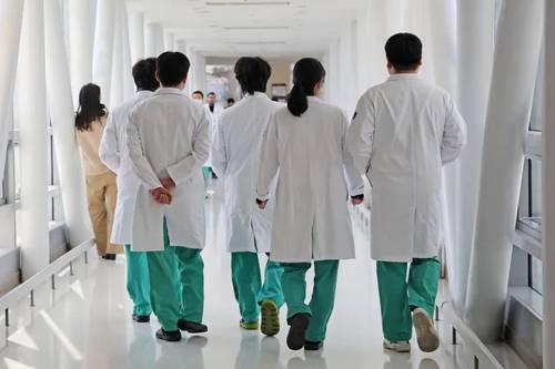 지난 3일 서울 시내의 한 대학병원에서 의료진이 이동하고 있다. [사진 출처 = 연합뉴스]