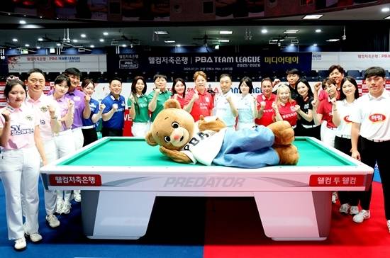 21일 열린 25/26시즌 PBA팀리그 미디어데이에서 10개팀 선수들은 저마다 우승에 대한 각오를 밝혔다. 미디어데이에 참석한 선수들이 단체로 기념촬영하고 있다. 테이블 위는 PBA가 선보인 공식캐릭터 ‘빌리베어’. (사진=PBA)