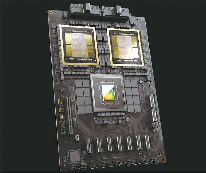 엔비디아 GB200 블랙웰 플랫폼. B200 GPU 2개가 CPU(그레이스)와 함께 구성된 형태다. (엔비디아 제공)