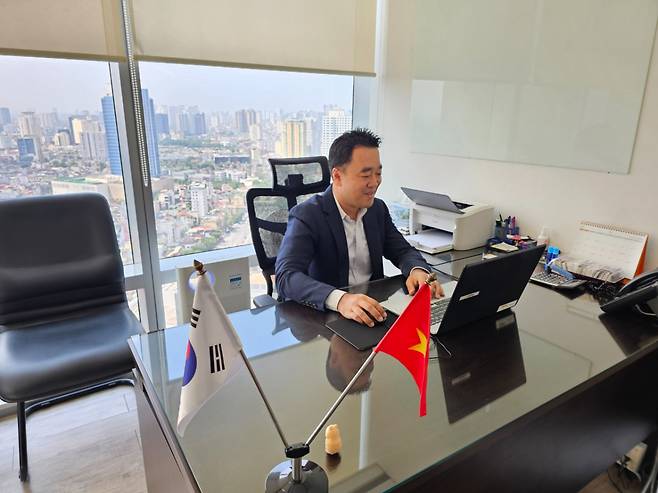 나용식 현대해상 하노이 사무소장이 베트남 현지에 마련된 사무실에서 업무를 보고 있다./사진=이창섭 기자.