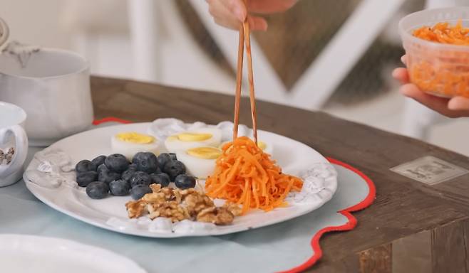 가수 강수지(58)가 아침에 챙겨 먹는 음식들을 소개했다. /사진=유튜브 영상 갈무리