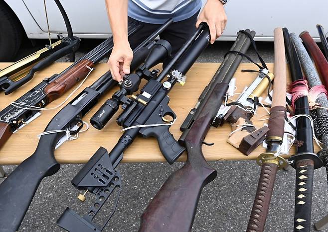 인천에서 60대 남성이 사제 총기로 아들을 살해한 사건이 발생했다. 남성의 주거지에서는 사제 폭발물도 발견됐는데, 한국도 더 이상 '총기 안전지대'가 아니라는 지적이 나온다.  사진은 총기사고가 발생한 인천 송도국제도시 아파트 단지에 경찰 수사관들이 출동해 수습작업을 하고있다. /사진=뉴시스