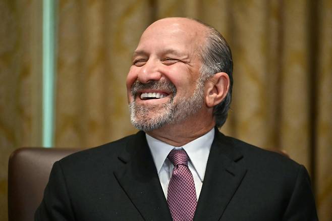 하워드 러트닉 미국 상무장관이 지난 8일(현지시간) 워싱턴 백악관에서 도널드 트럼프 대통령이 주최한 내각회의에 참석하며 환하게 웃고 있다. /AFPBBNews=뉴스1