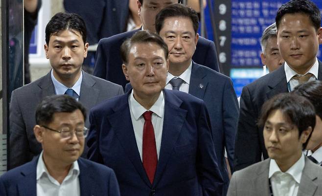 12·3 비상계엄과 관련해 특검 수사를 받는 윤석열 전 대통령이 지난 9일 밤 서울중앙지법에서 두 번째 구속 전 피의자심문(영장실질심사)을 마친 뒤 대기장소인 서울구치소로 이동하고 있다./사진=뉴스1