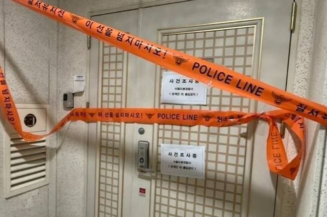 인천 송도국제신도시에서 사제 총으로 아들을 쏴 숨지게 한 60대 남성 A씨의 서울 도봉구 자택 문 앞에 사건 조사 중임을 알리는 폴리스 라인이 설치된 모습. /사진=뉴스1