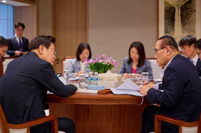 (서울=뉴스1) 이재명 기자 = 이재명 대통령과 위성락 국가안보실장을 비롯한 참모진들이 지난17일 서울 용산 대통령실 청사에서 레젭 타입 에르도안 튀르키예 대통령과 전화 통화를 준비하고 있다. (이재명 대통령 SNS. 재판매 및 DB 금지) 2025.7.18/뉴스1  Copyright (C) 뉴스1. All rights reserved. 무단 전재 및 재배포,  AI학습 이용 금지. /사진=(서울=뉴스1) 이재명 기자