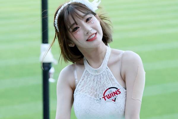 '삐끼삐끼 춤'으로 이름을 알린 치어리더 이주은과 키움 히어로즈 소속 프로야구 선수 박수종의 열애설이 불거졌다. 사진은 LG 트윈스 치어리더 이주은 모습. /사진=스타뉴스