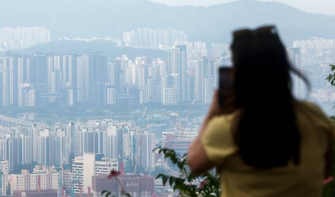정부가 수도권과 규제지역 전세대출 보증비율을 기존 90%에서 80%로 축소했다. 사진은 서울 중구 남산에서 바라본 아파트 단지. /사진=뉴스1
