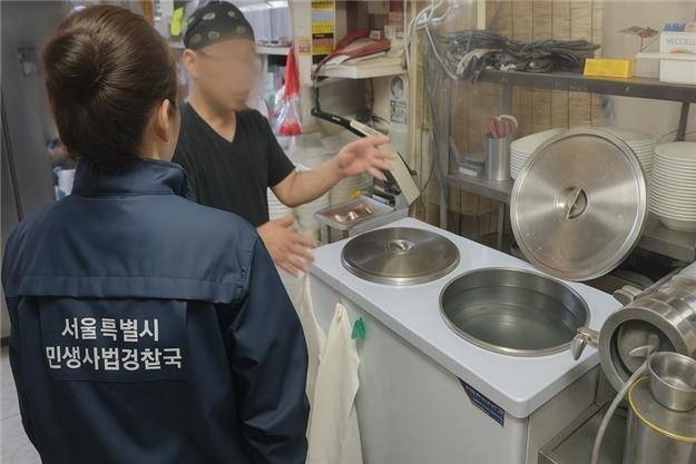 일반음식점 내 콩물 보관(냉장) 상태를 확인하고 있다.서울시청 제공