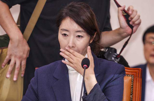 논란의 인물  : 강선우 여성가족부 장관 후보자가 지난 14일 국회에서 열린 인사청문회에서 의원들의 질문을 듣고 있다.뉴시스