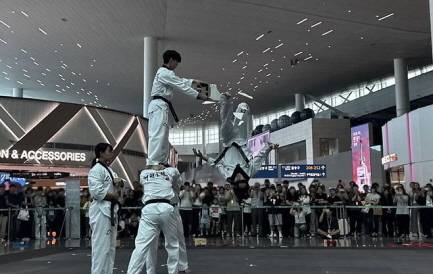 지난 18∼19일 열린 인천국제공항 태권도 시범 공연. 태권도진흥재단 제공