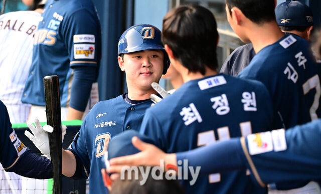 2025년 6월 17일 오후 서울 잠실구장에서 진행된 '2025 신한 SOL뱅크 KBO 리그' NC 다이노스와 LG 트윈스의 경기. NC 김형준이 2회초 1사 2.3루서 중견수 희생플라이로 선취타점을 기록한 뒤 동료들의 축하를 받고 있다./마이데일리