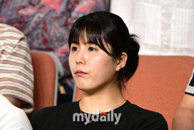 이재영이 경기를 지켜보고 있다./마이데일리