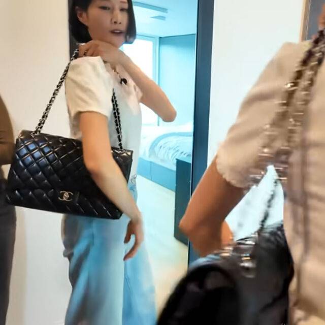 이현이가 2000만 원가량 하는 샤넬 가방을 공개했다. / 유튜브 '워킹맘 이현이'
