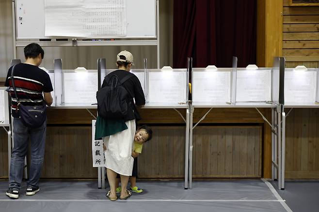 일본 도쿄의 한 학교에서 사람들이 참의원 선거에 투표하고 있다. [EPA]