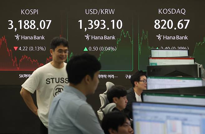 코스피가 전장보다 4.22p(0.13%) 내린 3188.07로 마감한 18일 오후 서울 중구 하나은행 딜링룸에서 딜러들이 업무를 보고 있다. [연합]