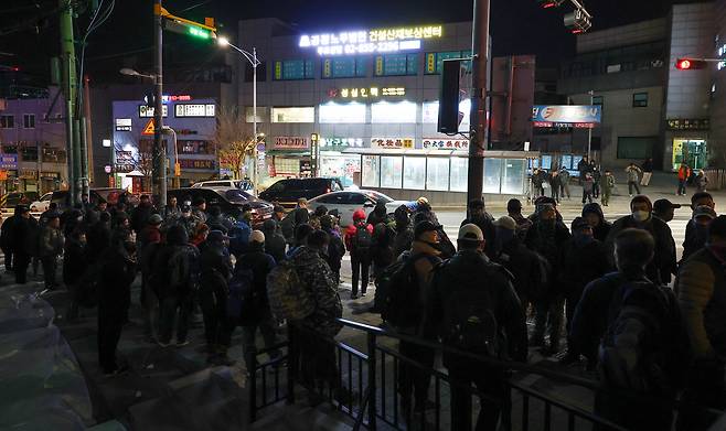 2월 18일 새벽 인력사무소가 밀집한 서울 남구로역 인근 인도가 일감을 구하려는 일용직 구직자들로 가득하다. [연합]
