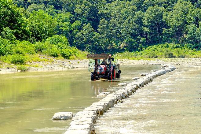 속세와 맹개마을을 연결하는 트랙터
