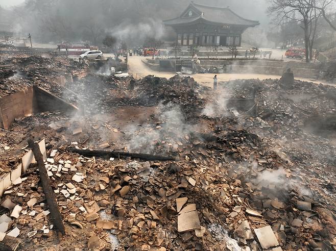 3월 대형 산불로 보물로 지정된 고운사의 가운루와 연수전 등이 소실됐다. [연합]