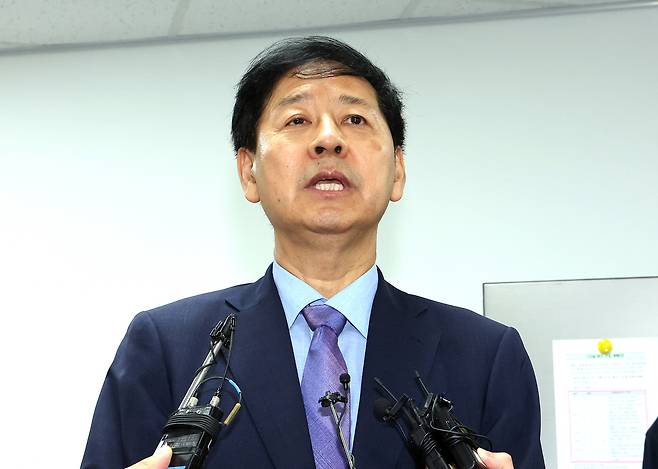 구윤철 부총리 겸 기획재정부 장관이 21일 정부세종청사 기재부 기자실을 찾아 출입 기자들의 질문에 답하고 있다. [연합]