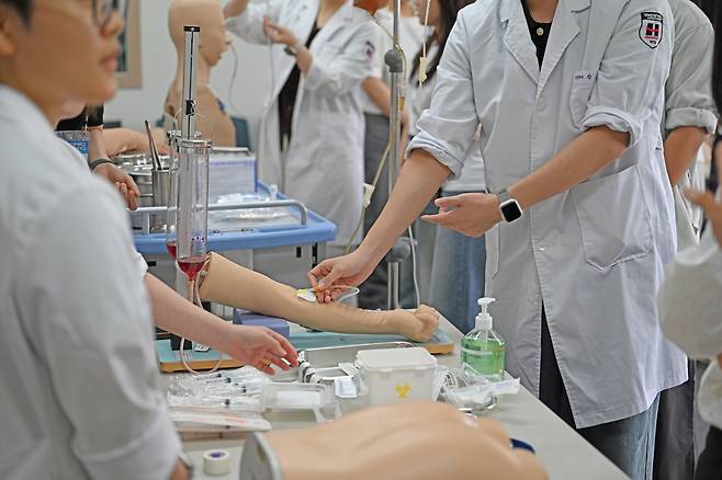 경북전문대학교 간호학과는 영주 및 안동 지역의 고등학교 3학년 학생 38명을 대상으로 모의 시뮬레이션 응급상황대처 경진대회를 개최했다.[경북전문대 제공]