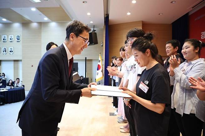 [창원=뉴시스]경상남도장학회 대학생 장학금 수여식.(사진=경남농협 제공) 2025.07.19.photo@newsis.com *재판매 및 DB 금지