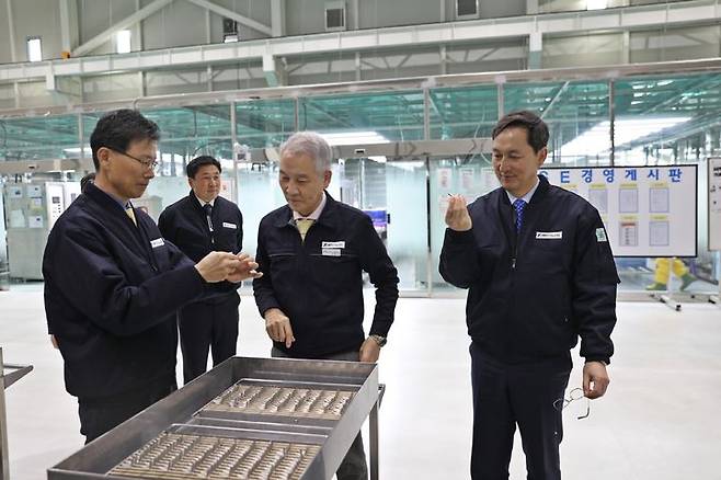 [창원=뉴시스]기업체 현장경영하는 조청래(오른쪽) 농협은행 경남본부장.(사진=경남농협 제공) 2025.07.19.photo@newsis.com *재판매 및 DB 금지