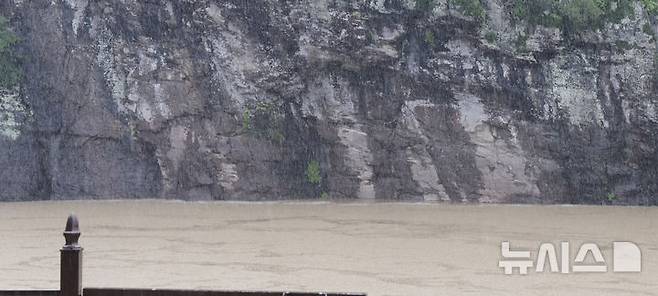 [울산=뉴시스] 배병수 기자 = 호우특보가 내려진 19일 울산 울주군 대곡리 반구대 암각화가 물에 잠겨 있다. 2025.07.19.bbs@newsis.com.