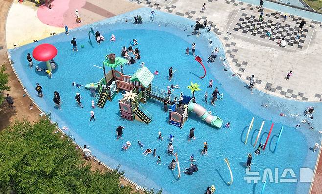 [대구=뉴시스] 이무열 기자 = 전국에 호우특보가 모두 해제되고 더운 날씨를 보인 20일 대구 수성구 수성패밀리파크 물놀이장에 시민들이 물놀이를 하고 있다. 2025.07.20. lmy@newsis.com