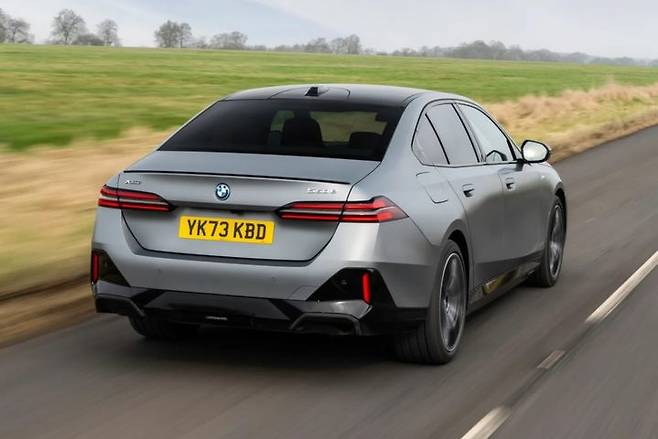 [서울=뉴시스] BMW 5시리즈 최초의 고성능 플러그인 하이브리드(PHEV) 모델 '550e xDrive M 스포트 프로'. (사진=bmw 그룹 제공) 2025.07.21 photo@newsis.com *재판매 및 DB 금지